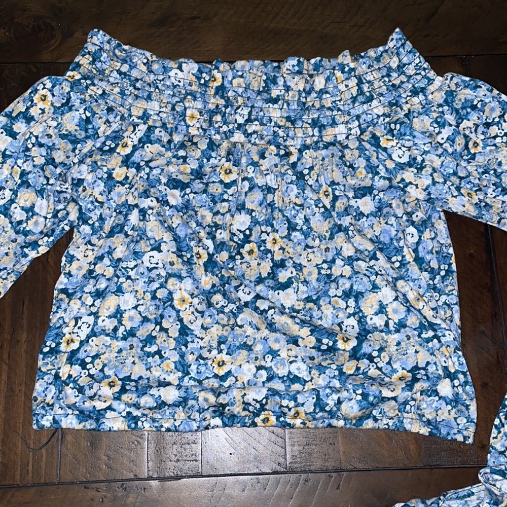 🤠American Rag off the shoulder crop top with long tie sleeves